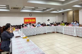 Theo đại diện một số phường tại quận Tân Bình, việc đánh dấu (+) hoặc (R) cũng do người nhận hỗ trợ đi cách ly nên người nhà nhận thay