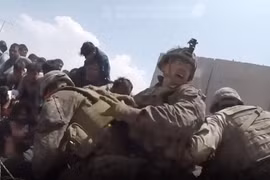 Video trực tiếp: Cuộc di tản hỗn loạn của lính Mỹ tại sân bay Kabul