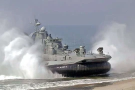 Video tàu đổ bộ đệm khí Zubr hạm đội Baltic huấn luyện đổ bộ đường biển