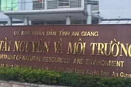 Để khai thác cát cả ngày lẫn đêm, giám đốc sở TN-MT bị cảnh cáo