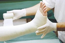 Hạn chế mất máu khi mổ các ca gãy xương nặng bằng phương pháp nào?