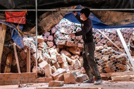 Đất đá đổ ập xuống nhà dân,