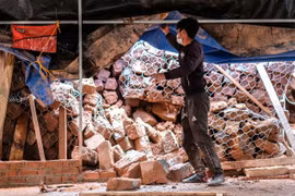 Đất đá đổ ập xuống nhà dân,