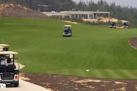 Giám đốc hợp thức hóa giấy mời "cứu" cán bộ chơi golf bị điều chuyển