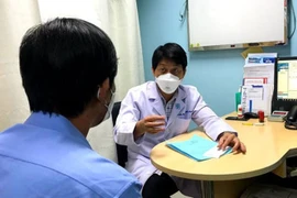 Khắc phụ việc thay đổi giọng nói và khó nuốt khi mắc Covid-19