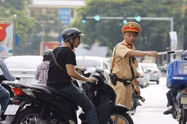 Năm 2021, điều khiển xe không gương chiếu hậu bị phạt thế nào?