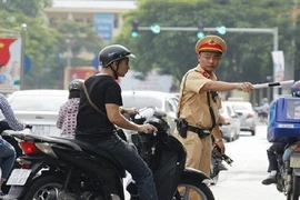 Năm 2021, điều khiển xe không gương chiếu hậu bị phạt thế nào?