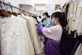 Mùa đông đến sớm bất ngờ, người dân Hà Nội đổ xô đi mua quần áo giữ ấm