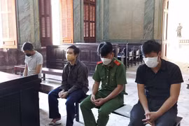 Bị cáo Đức (ngồi giữa cạnh chiến sĩ công an ), Lâm, Tùng ngồi ngoài bìa.