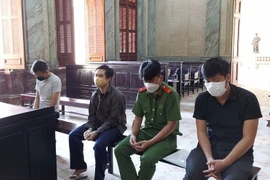 Bị cáo Đức (ngồi giữa cạnh chiến sĩ công an ), Lâm, Tùng ngồi ngoài bìa.