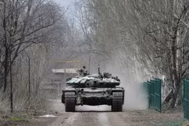 Chiến sự Ukraina: Giao chiến ác liệt trên đường phố Rubezhnoye, Lugansk