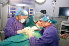 Các BS Trung tâm Nam học, Bệnh viện Hữu nghị Việt Đức đang phẫu thuật cho bệnh nhân