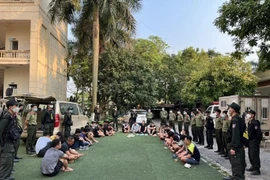 Nhóm đối tượng đánh bạc bị lực lượng chức năng bắt giữ.