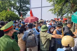 SEA Games 31: Người dân đội nắng xếp hàng mua vé xem U23 Việt Nam