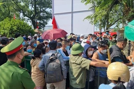 SEA Games 31: Người dân đội nắng xếp hàng mua vé xem U23 Việt Nam