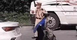 Hà Nội: Người phụ nữ mặc áo dài "múa võ" tại chốt kiểm dịch