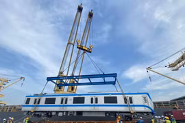 Công tác cẩu toa xe từ tàu xuống xe chuyên dụng để vận chuyển về depot Long Bình.