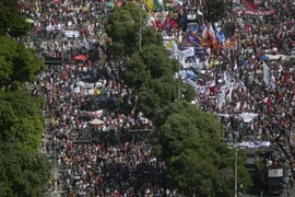 Hàng chục nghìn người Brazil tuần hành, yêu cầu luận tội tổng thống