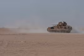 Người dân trên vùng đông bắc Syria chặn một đoàn xe quân sự Mỹ ở Al-Hasakah