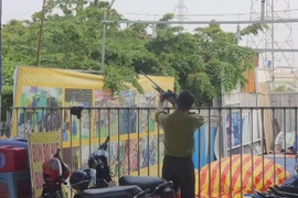 Lực lượng kiểm lâm vây bắt khỉ tại TP.HCM