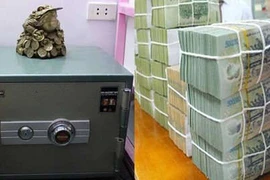 Tiền mặt xếp khối cất két, đút gầm giường trong nhà giàu Việt