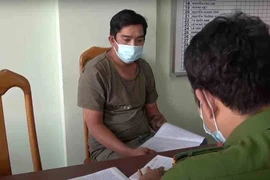 Nghi can Nguyễn Minh Ti tại cơ quan công an.