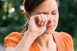 Gia vị làm bếp bắn vào mắt