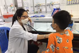 Bên cạnh tình trạng thừa cân béo phì, đái tháo đường týp 2 ở trẻ liên quan mật thiết đến tiền căn gia đình có đái thái đường.  Trong ảnh: TS.BS Huỳnh Thị Vũ Quỳnh, Trưởng khoa Thận - Nội tiết, Bệnh viện Nhi đồng 2 TPHCM, đang khám cho trẻ bị đái tháo đườn