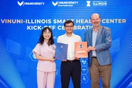 Lễ Ra mắt Trung tâm Nghiên cứu Sức khỏe Thông minh VinUni-Illinois (VISHC) có sự tham gia của đại diện Lãnh đạo Trường Đại học VinUni và Đại học Illinois Urbana-Champaign (UIUC).