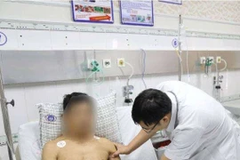 Phơi rơm chèn gạch người đi đường ngã rách phổi