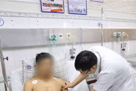 Phơi rơm chèn gạch người đi đường ngã rách phổi