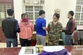 2 đối tượng Cư Chiếu và Hờ Thị Xày cùng tang vật tại cơ quan công an.