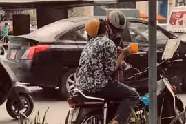 Clip cụ ông dừng xe rót nước cho cháu khiến cộng đồng mạng xúc động