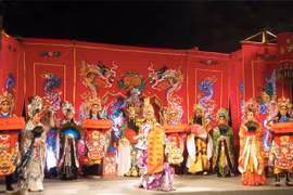 Cố đô sáng đèn hát bội