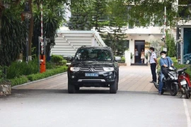 Xe ô tô biển xanh xuất hiện tại khu nhà riêng ông Nguyễn Thanh Long.