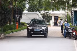 Xe ô tô biển xanh xuất hiện tại khu nhà riêng ông Nguyễn Thanh Long.