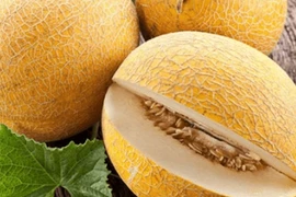 Giá siêu rẻ, dưa vàng Trung Quốc bày bán ngập chợ