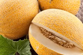 Giá siêu rẻ, dưa vàng Trung Quốc bày bán ngập chợ