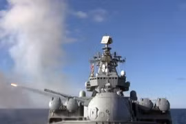 Video: Kỳ hạm tuần dương tên lửa Hạm đội Thái Bình Dương phóng tên lửa phòng không hải quân