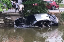 Chiếc ô tô lao xuống mương nước, khiến 2 người tử vong.