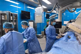  Nút mạch cầm máu điều trị chửa vết mổ