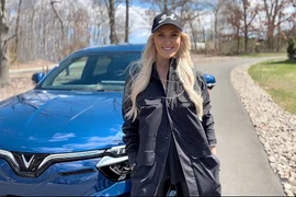 “Nữ hoàng review” Supercar Blondie nói gì khi lần đầu lái VinFast VF 8 tại Mỹ?