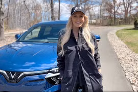 “Nữ hoàng review” Supercar Blondie nói gì khi lần đầu lái VinFast VF 8 tại Mỹ?