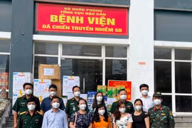 Bà Nguyễn Lê Vân, Phó Trưởng phòng Báo chí, Sở Thông tin - Truyền thông TPHCM, nhà báo Bùi Hương cùng các nhà hảo tâm trao quà tại Bệnh viện Dã chiến Truyền nhiễm số 5D.