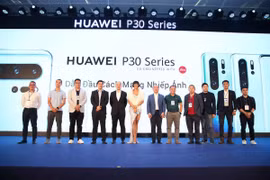 Bị tấn công từ mọi phía, Huawei chực chờ sụp đổ