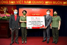 Đại diện Bộ Công an tiếp nhận ủng hộ các trang thiết bị từ “Quỹ An Sinh Sức Sống Mới của BRG và SeABank”.