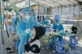 Nhân viên y tế lấy mẫu kháng nguyên Covid-19 cho người dân. Ảnh minh họa.