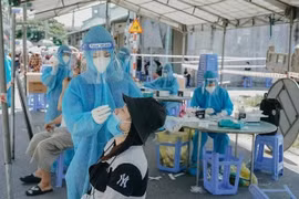 Nhân viên y tế lấy mẫu kháng nguyên Covid-19 cho người dân. Ảnh minh họa.