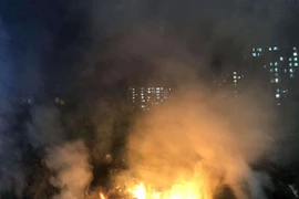 Hà Nội: Khói bụi mù trời, rác ở phố Trịnh Văn Bô vẫn… cháy!