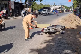 Lực lượng chức năng khám nghiệm hiện trường vụ tai nạn.